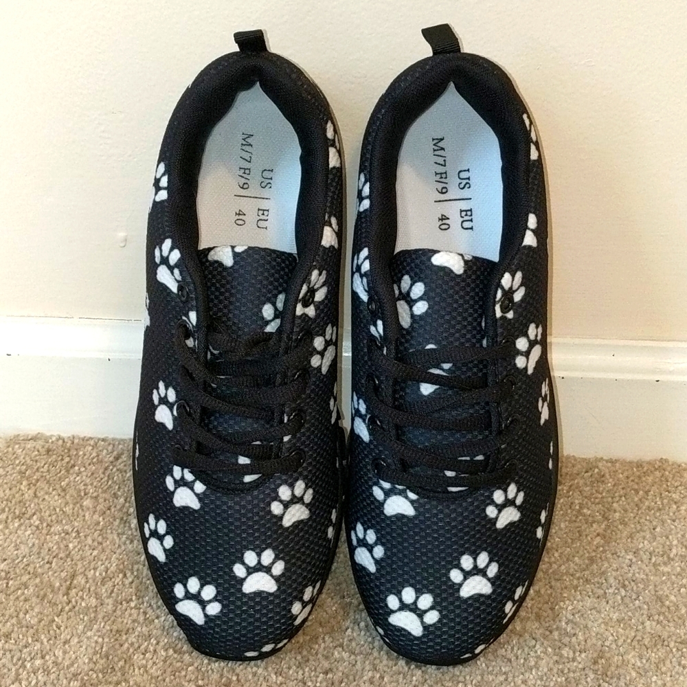 Tennis shoes